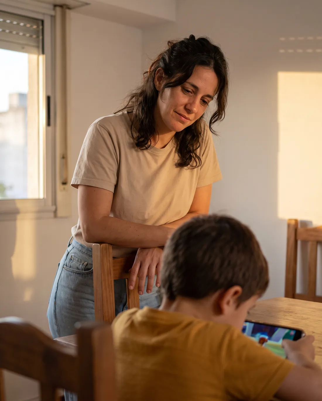 Niño mirando el celular en la mesa
